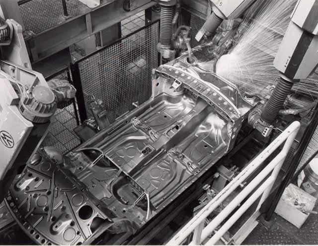 Automatisierter Schweißvorgang am Bodenblech des Audi 100/200 Typ 44 mit Robotern