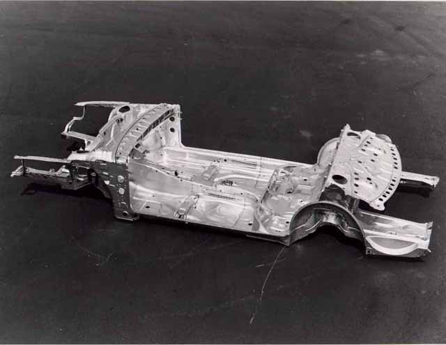 Bodenbaugruppe des Audi 100/200 Typ 44 mit vollständig verzinkten Blechen