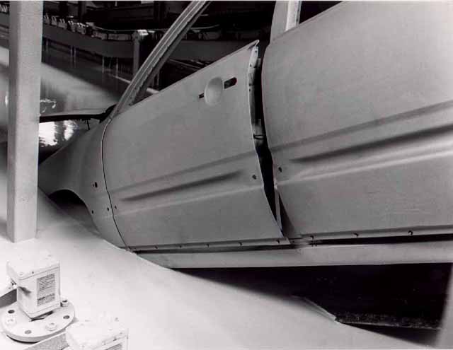 Karosserie des Audi 100/200 Typ 44 beim KTL-Grundieren im kathodischen Tauchbad