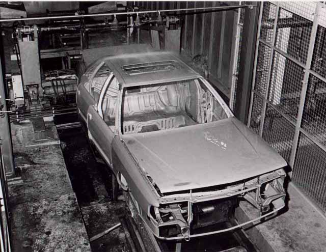 Spülung der Audi 100/200 Typ 44 Karosserie mit Reinwasser nach Zinkphosphatierung