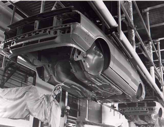 Spritzroboter tragen PVC-Unterbodenschutz auf die Karosserie des Audi 100/200 Typ 44 auf