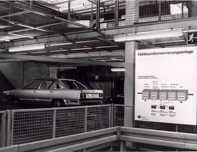 Rohkarosserie des Audi 100/200 Typ 44 läuft in die Hohlraumkonservierungsanlage ein