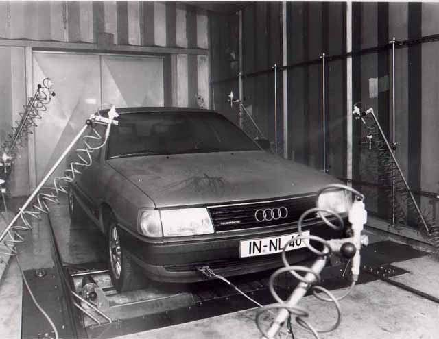 Karosserie- oder Blechteile des Audi Typ 44 in der Salzsprühkammer des Korrosionsforschungszentrums Ingolstadt
