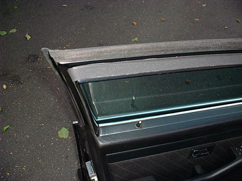 Zusätzliche Dichtung am Scheibenrahmen (Neopren-Band 20×2/3 mm)