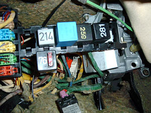 Zusatzrelaisträger im Fahrerfußraum mit Lampenkontrollgerät