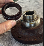 Audi V8 Achswellenflansch mit abgenommenem Magnetring – Position des Rings deutlich sichtbar